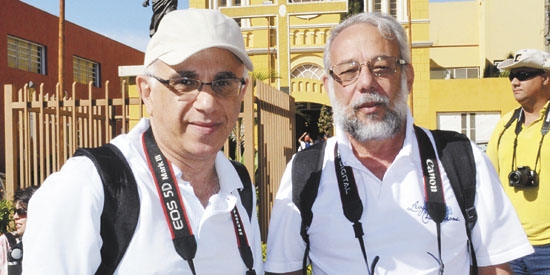 Apaixonados por Franca, no passeio turístico de  domingo último: médico Pedro Farah e Geraldo Célio Alves